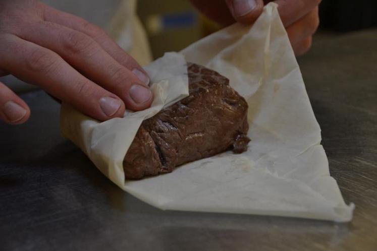 Roulez chaque pavé dans une feuille de pâte Filo.