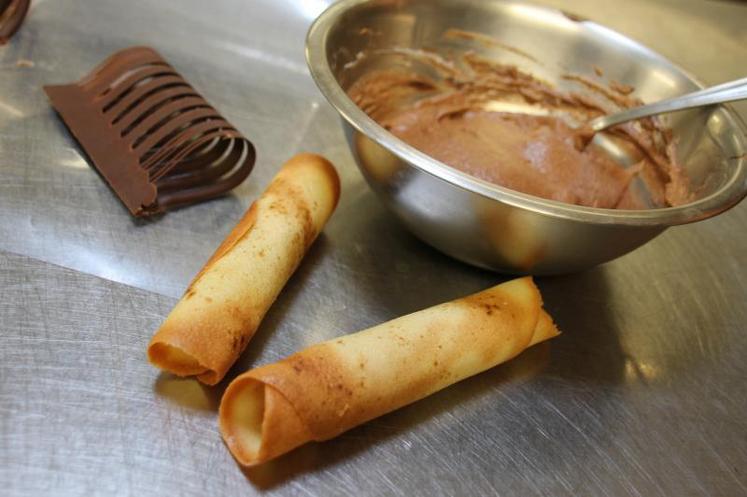 Rouler la pâte à biscuit pour former les cigares et préparer une mousse au chocolat.