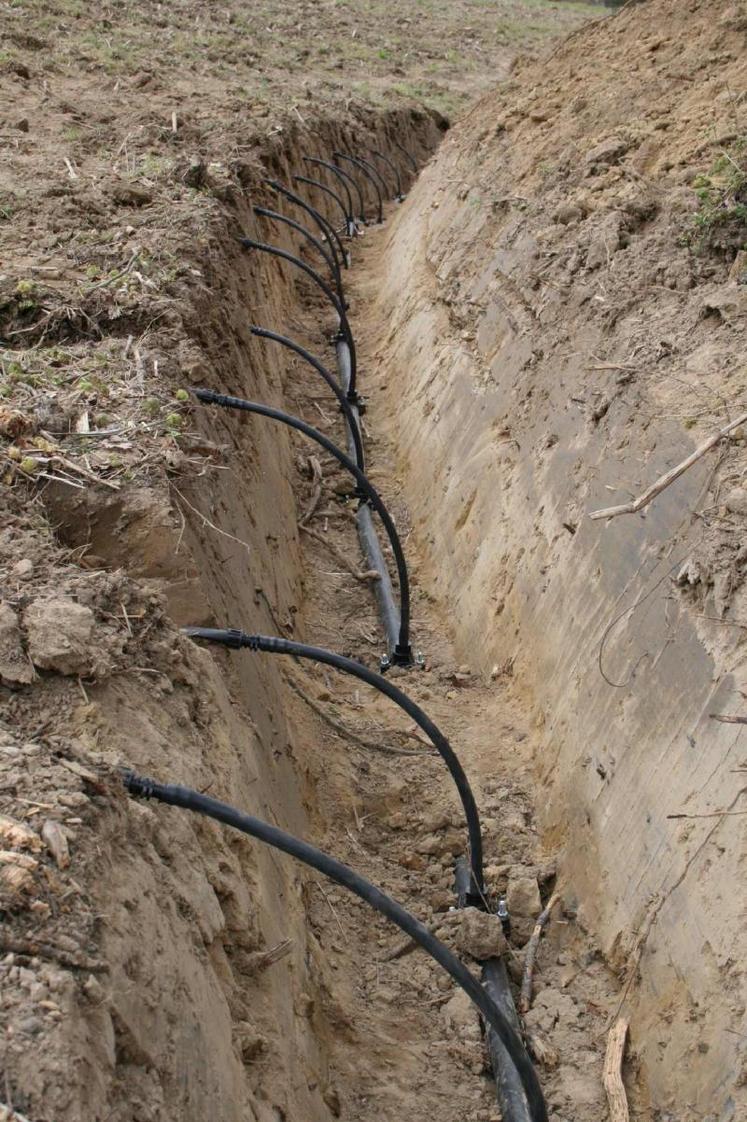 Installation de gaines de goutte-à-goutte enterré