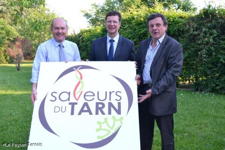 Pierre Verdier, président d’Agropoint, Thierry Carcenac, président du conseil général et Alain Bou, président de la chambre d’agriculture présentent la nouvelle marque de l’agroalimentaire tarnais dans le parc du château Touny les Rose à Lagrave.