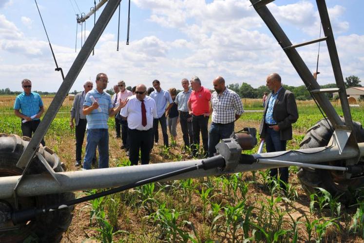 Au pied du pivot, les associés du Gaec de Vindrac ont présenté au préfet, les aspects techniques de l'irrigation, mais aussi son importance en terme économique.