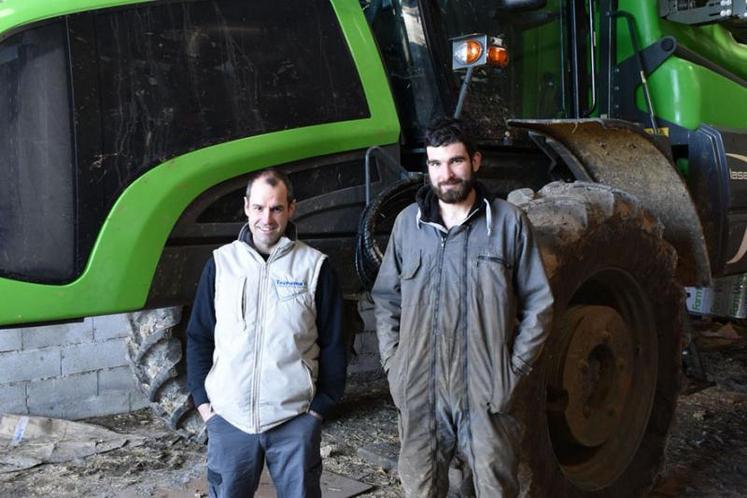 Les chauffeurs de la Cuma, Vincent Maffre et Lucas Roske, se relaient pour mener l’automoteur et effectuer son entretien.