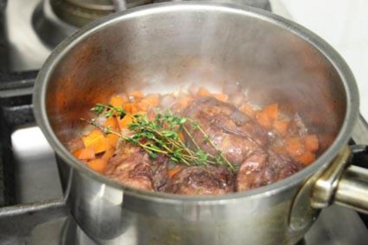 Pour le plat, colorer les ris d'agneaux dans une casserole avec du beurre, ajouter une brunoise d’oignons et de carottes et le thym frais.