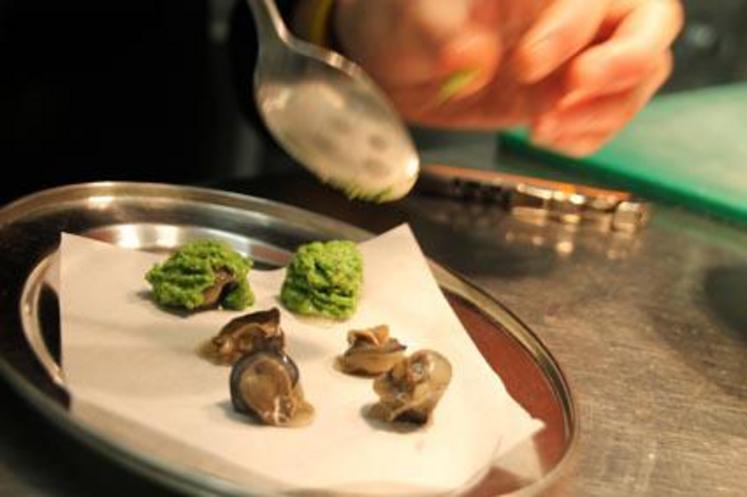 En entrée, les escargots utilisés doivent être rincés et séchés, puis recouverts de chapelure de persil et enfin confectionner des petites boules.