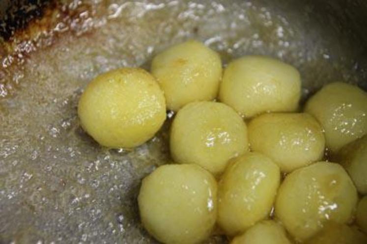 Pour le dessert, peler les pommes, Réaliser des billes avec une cuillère à boule parisienne.