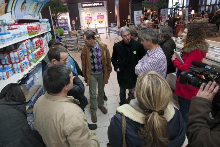 Discussions entre producteurs et le directeur du magasin au rayon lait du Leclerc des Portes d'Albi
