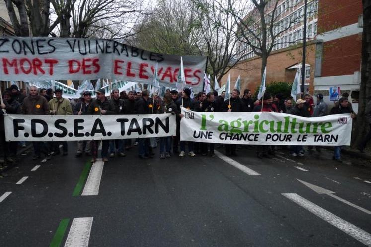 Décembre - A l’appel des FRSEA et des JA du grand Sud-Ouest, 1000 agriculteurs ont défilé le 7 décembre à Toulouse contre le projet de zone vulnérable