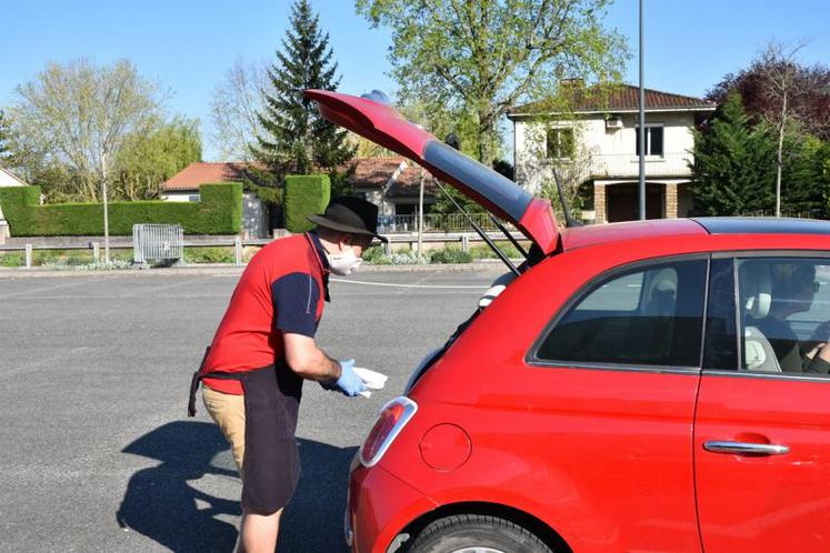 Les mesures barrière de lutte contre le coronavirus n’ont pas empêché le dialogue qui avait lieu depuis l’arrière des véhicules.