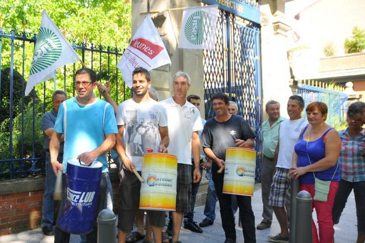 Les éleveurs de la FDSEA et des JA du Tarn se sont invités en nombre vendredi 24 juillet à 11h, à la conférence agricole, organisée par le Préfet du Tarn à la Préfecture d’Albi.