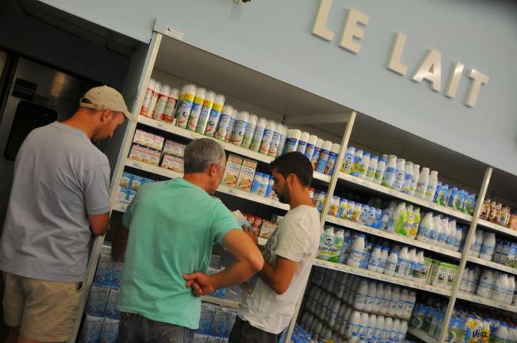 Un petit groupe est allé faire un relevé de prix dans le magasin Casino, en face de la préfecture.