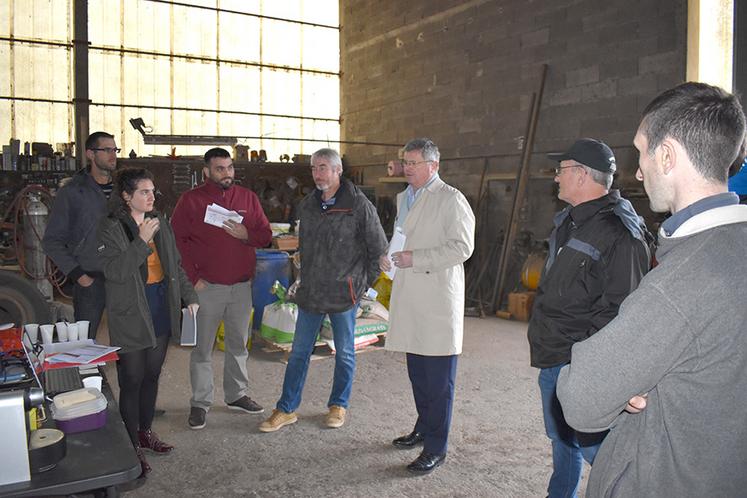 Le sénateur Bonnecarrère à l'écoute des revendications des éleveurs laitiers à Puygouzon.