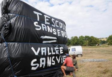 Les membres de l'association "Vie Eau Tescou" ont décidé de baliser la vallée en affichant des slogans en faveur du projet le long de la RD999.