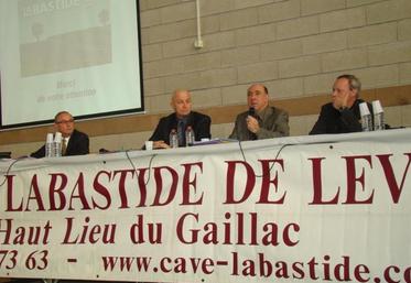 Michel Darles, au micro et Jean-Luc Fabre à sa droite présentent les résultats de la cave