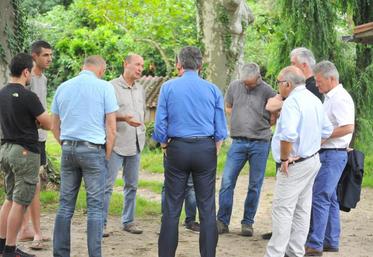 Discussions entre les représentants de la FDSEA, JA, Alain Puech, éleveur laitier et le préfet, le sous-préfet et Philippe Bonnecarrère, sénateur.