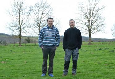 Frédéric Pauthe (à gauche) à côté d’Olivier Gineste, éleveur à Dénat, qui lui met un hectare à disposition pour lancer son projet.