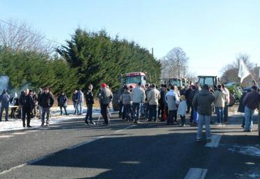 A Alban, une centaine d'agriculteurs et une vingtaine de tracteurs ont bloqué la D999 ce lundi 9 février.