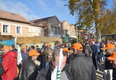 Plus d’une centaine de Tarnais coiffés de casquettes orange sont venus défendre les communes tarnaises à Montauban.