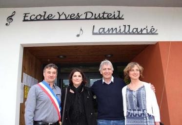 Yves Duteil en présence d'Hervé Boulade, maire de Lamillarié et des institutrices.