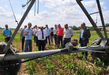 Au pied du pivot, les associés du Gaec de Vindrac ont présenté au préfet, les aspects techniques de l'irrigation, mais aussi son importance en terme économique.