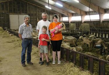 A gauche, Laurent Turlais, technicien du contrôle laitier de la Maison de l'élevage du Tarn, avec Gilbert et Doria Laur, éleveurs passionnés