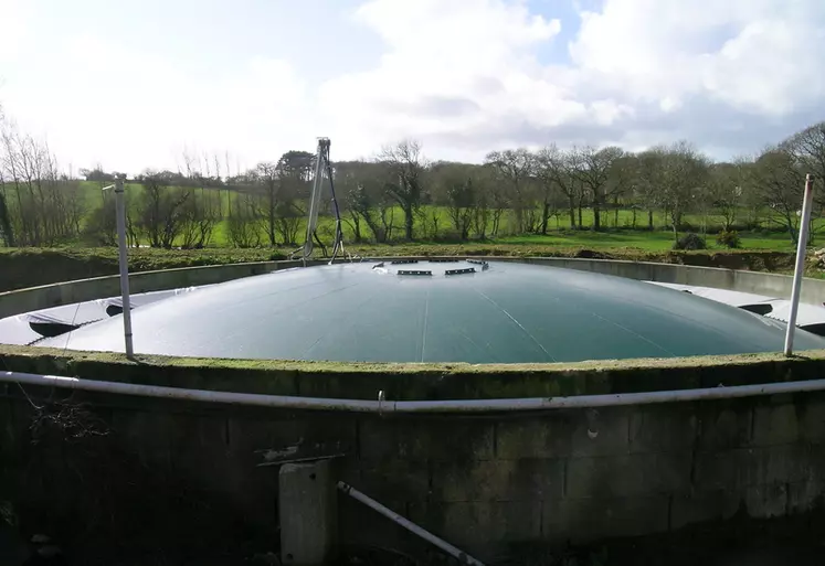 La production de biogaz dans les fosses à isier est stimulée par un apport régulier de lisier frais.