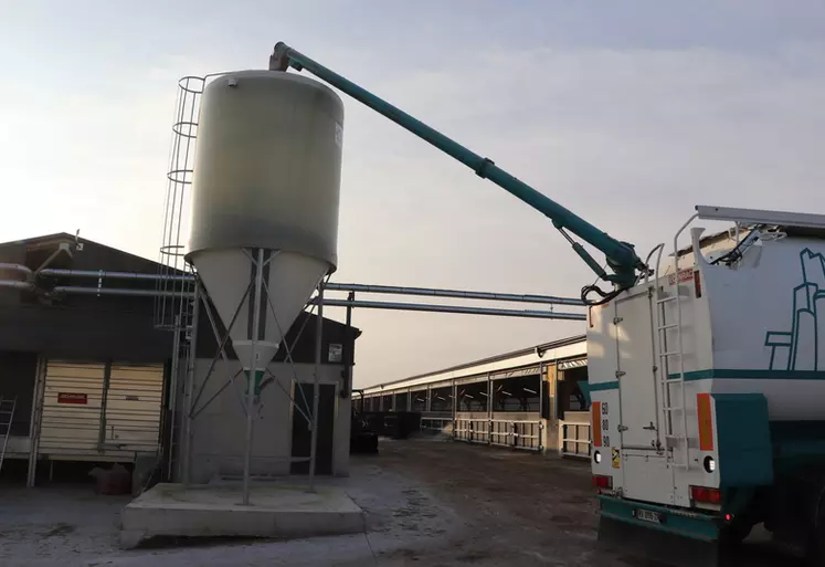 Les capteurs connectés pour silos permettent de suivre à distance et en temps réel les stocks d'aliment. 