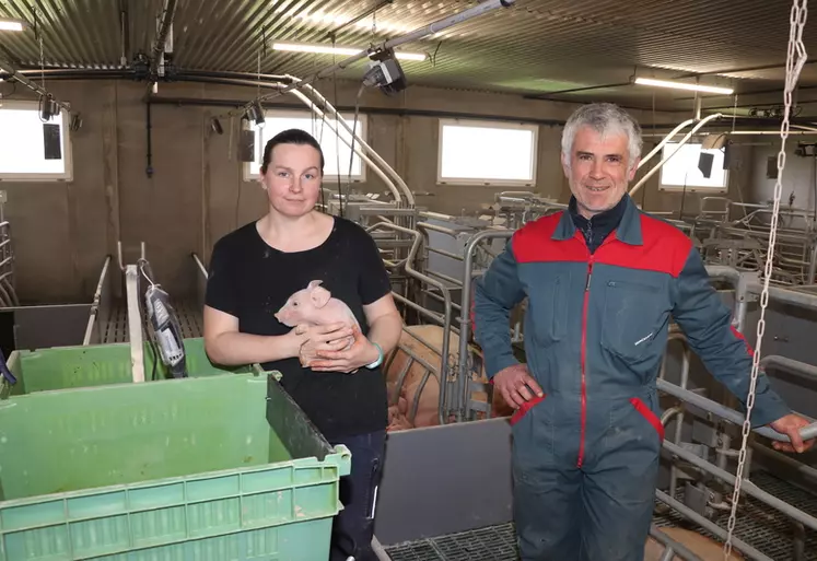 Adeline Cavarec et Bruno Bergot, EARL Bergot. « Les truies déjà présentes sur l’élevage se sont bien adaptées à la liberté, et le nombre de porcelets écrasés ...