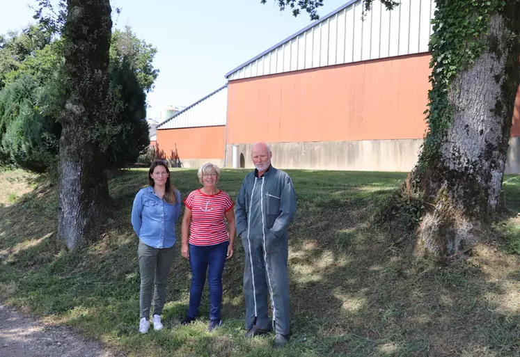Philippe Le Clainche, avec Maï Lanneshoa (à gauche) et Patricia Le Feuvre, de l'OP Syproporcs. «Je tiens à donner une image positive de mon élevage, aussi bien à ...