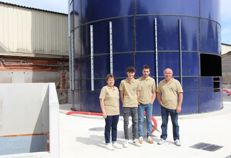 <em class="placeholder">« Le silo tour est un investissement structurant » estiment Marie-Pierre Roul, Timothée Roul, 3ème en partant de la gauche, et Emmanuel Chapeau, à droite, ici avec ...</em>