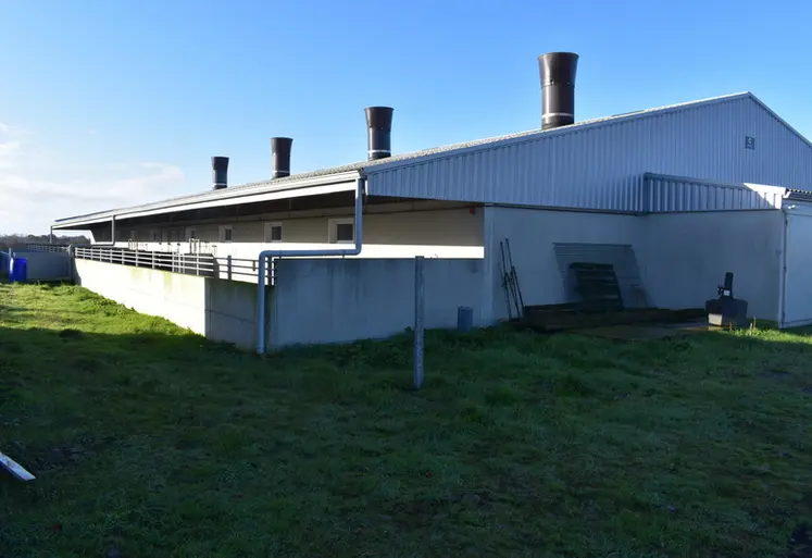 <em class="placeholder">Le bâtiment est composé de deux salles de 400 places chacune avec un accès extérieur dans une courette semi-couverte.</em>