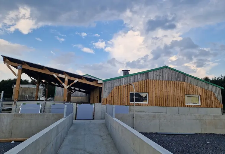 <em class="placeholder">Avec ce nouveau bâtiment, l’Ifip peut conduire des essais comparatifs sur trois modes de logement en parallèle : caillebotis intégral, litière accumulée en bâtiment ...</em>