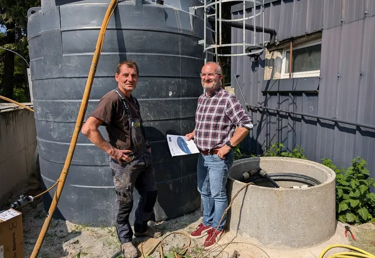 <em class="placeholder">Jérôme rondel (à gauche), avec Antonio Beaudet, Eau Sure &quot;Mes cuves d stockage permettent désormais un prélèvement régulier de l’eau, ce qui limite la baisse du ...</em>