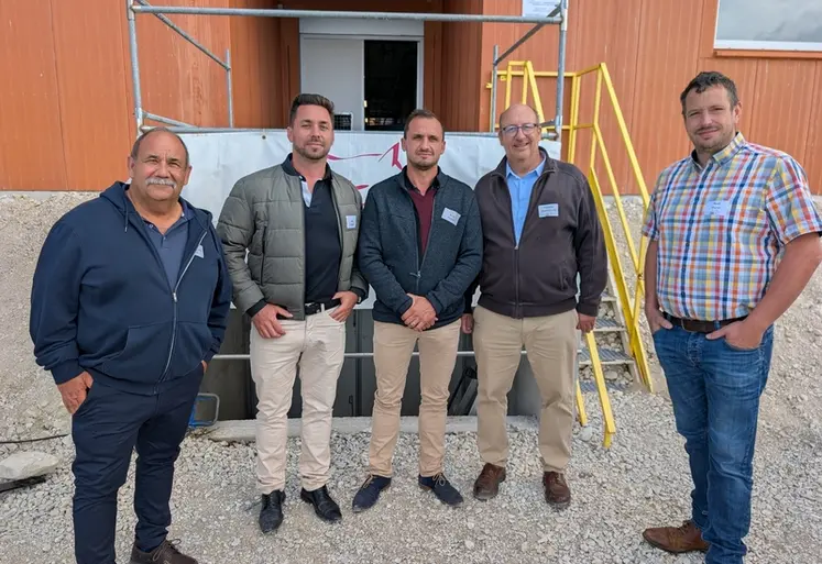 <em class="placeholder">Jean-François, Jeff et Andy vulquin (à gauche) ont repris en 2022 le site de la SAS Élevage Porcinière dans la Marne, aux côtés de leur groupement Cirhyo représenté ...</em>