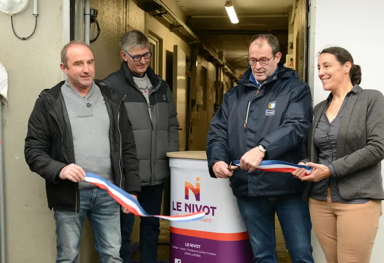 <em class="placeholder">Inauguration du nouvel engraissement du lycée Le Nivot en présence (de gauche à droite) de Daniel Coquil, responsable de l'atelier, Ronan le Menn, membre du conseil ...</em>