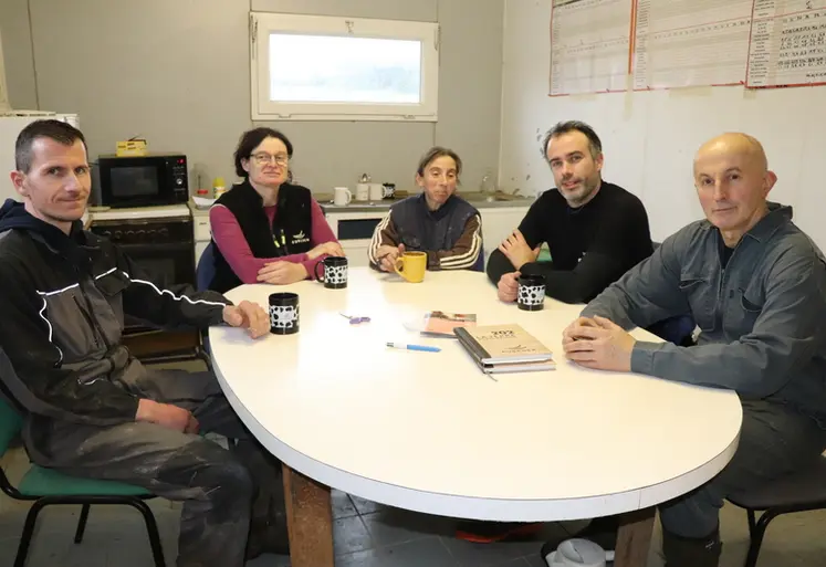 <em class="placeholder">Arnaud Abgrall (à gauche) et son équipe de salariés travaillant sur le site naissage. « Je suis présent sur le site tous les jeudis et vendredis .» </em>