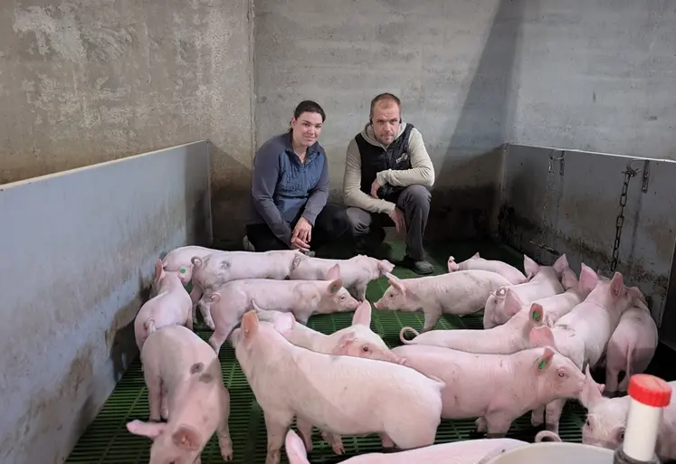 <em class="placeholder">Sébastien Raguénès, gérant de la SCEA Raguénès, avec Chloé Le Gall, sa salariée. « Nous sommes fiers d’accueillir des écoles pour leur faire découvrir nos ...</em>