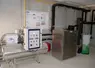 La pompe à chaleur préchauffe l’eau du réseau de chauffage jusqu’à 45°C. Le complément est apporté par la chaudière bi-gaz, alimentée en biogaz ou à défaut en ...
