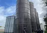 À l'EARL Corre, 100% des céréales sont stockées à l'extérieur, dont une partie du blé et de l'orge en silos tour.