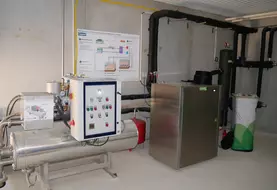 La pompe à chaleur préchauffe l’eau du réseau de chauffage jusqu’à 45°C. Le complément est apporté par la chaudière bi-gaz, alimentée en biogaz ou à défaut en ...