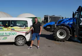 Nicolas Morel, l’un des deux associés de la SARL Morel Energies, devant le tracteur et l’un des véhicules alimentés en BioGNV. « Notre objectif est de contribuer au ...