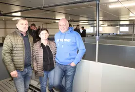 , avec Anita et Sylvain Lohier, avec Christophe Hue, technicien bâtiment Eureden (à gauche). "Ces investissements vont permettre d’augmenter l'autonomie de l'élevage en ...