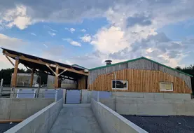<em class="placeholder">Avec ce nouveau bâtiment, l’Ifip peut conduire des essais comparatifs sur trois modes de logement en parallèle : caillebotis intégral, litière accumulée en bâtiment ...</em>