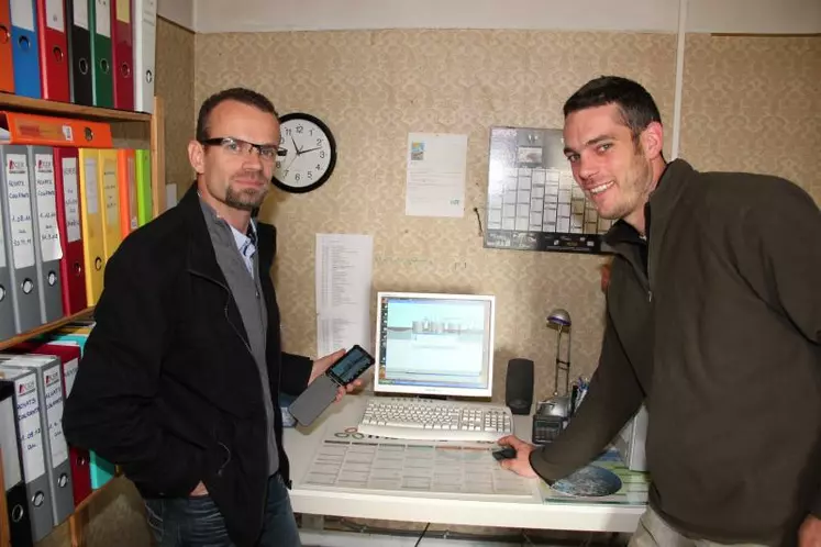 Loïc Lostanlen (ID Réseaux) et Jean Christophe Bernard, Gaec Eol Abred. La mise en réseau permet d'accéter à tous les outils de travail informatiques quel que soi l'endroit où on se trouve dans le monde.