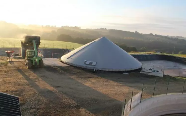 Unité de méthanisation dans un élevage porcin des Cotes-d'Armor.