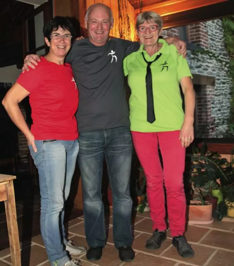 Madette, Bertrand et Catherine, les piliers de l’organisation « Le relais du marathon pour la vie » ont revêtu les t-shirts des précédentes éditions, portés par chacun des 1 300 participants.