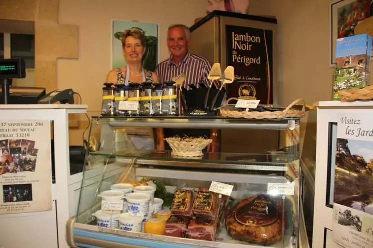 Eleveurs de porcs à Montcaret en Dordogne, Jacques et Godelive Van der Horst commercialisent dans leur magasin du Jambon Noir du Périgord, en complément de leur activité principale de vente de fromage.
