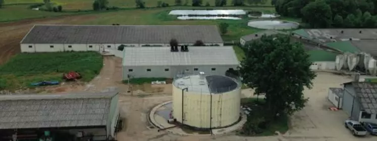 Le réacteur de 600 m3 de la SCEA La Richardière a été construit à l'emplacement d'une ancienne fosse à lisier, au milieu des bâtiments d'élevage.