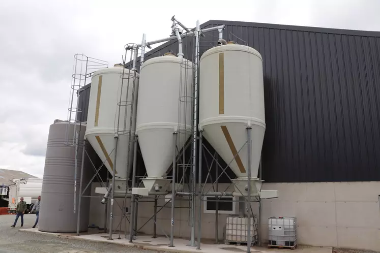 Les complémentaires fabriqués à la ferme sont stockés dans des silos polyester avant d'être mélangés dans la machine à soupe avec le maïs humide.