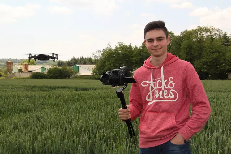Maël Morin veut expliquer le travail des éleveurs par des vidéos. © A. Puybasset