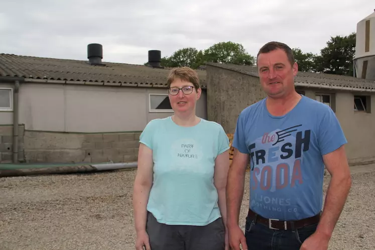 Rose-Marie Laurent, du Gaec d’Étouppeville et Mickaël Le Rouvillois, prédisent du Comice agricole du canton des Pieux. « Tous les visiteurs sont repartis avec une image plus positive sur l’agriculture, y compris les personnes d’influence (élus, contestataires…). » © A. Puybasset